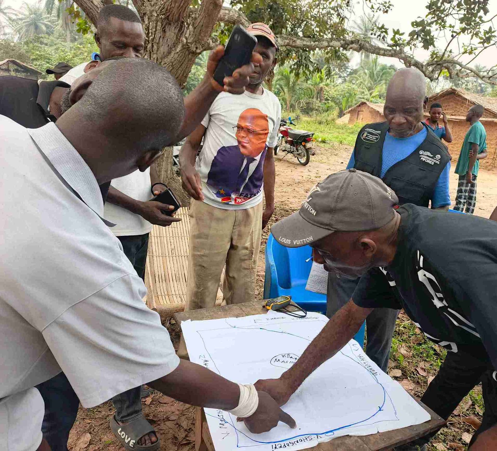 Le village de Mashana élabore son PSAT à travers une séance de cartographie participative avec l’assitance du consortium FOKAL/CBMT/NKATA