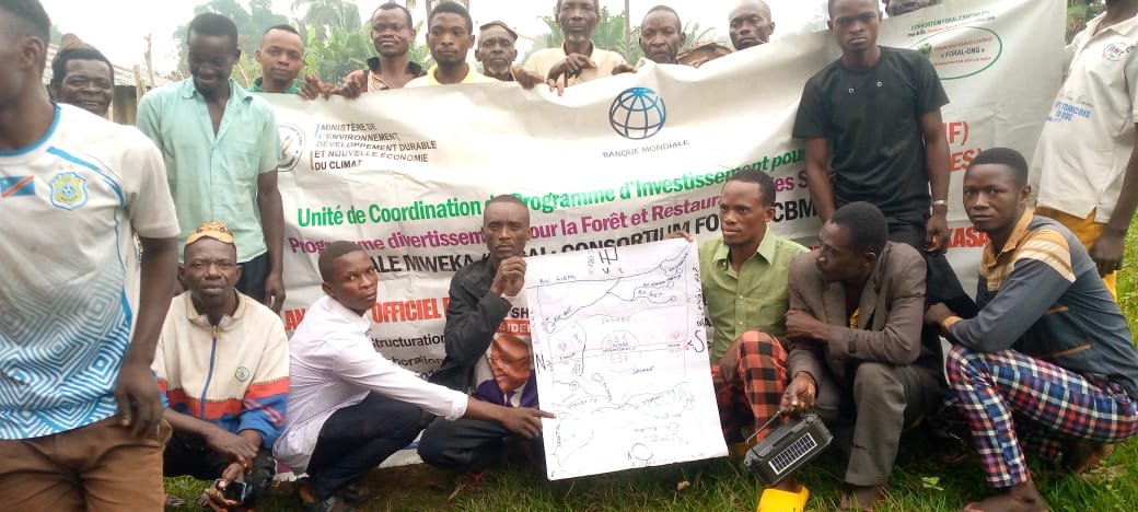 PIFORES à Mweka : Le consortium FOKAL/CBMT/NKATA assiste le village Mbongo Ntshiala dans sa cartographie participative  pour l'élaboration de PSAT