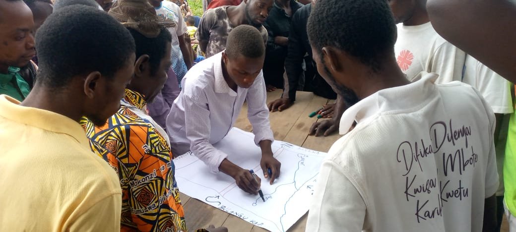 PIFORES à Mweka : Le consortium FOKAL/CBMT/NKATA assiste le village Mbongo Ntshiala dans sa cartographie participative  pour l'élaboration de PSAT