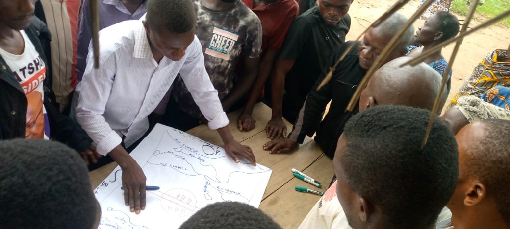PIFORES à Mweka : Le consortium FOKAL/CBMT/NKATA assiste le village Mbongo Ntshiala dans sa cartographie participative  pour l'élaboration de PSAT