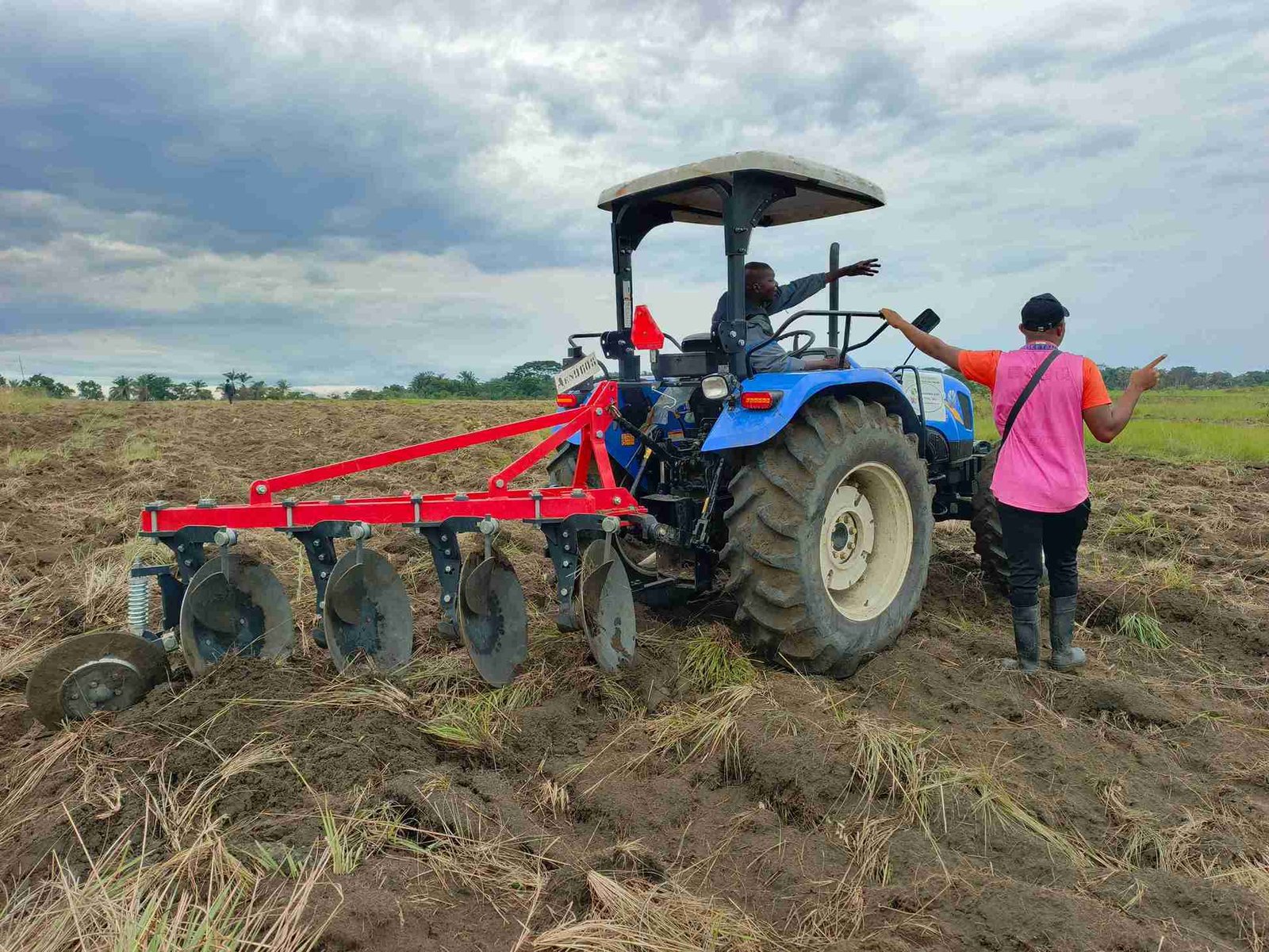 40 hectares déjà labourés au village Pembeangu par le Consortium FOKAL/CBMT/NKATA (ALE) du PIFORES, les travaux continuent. . .