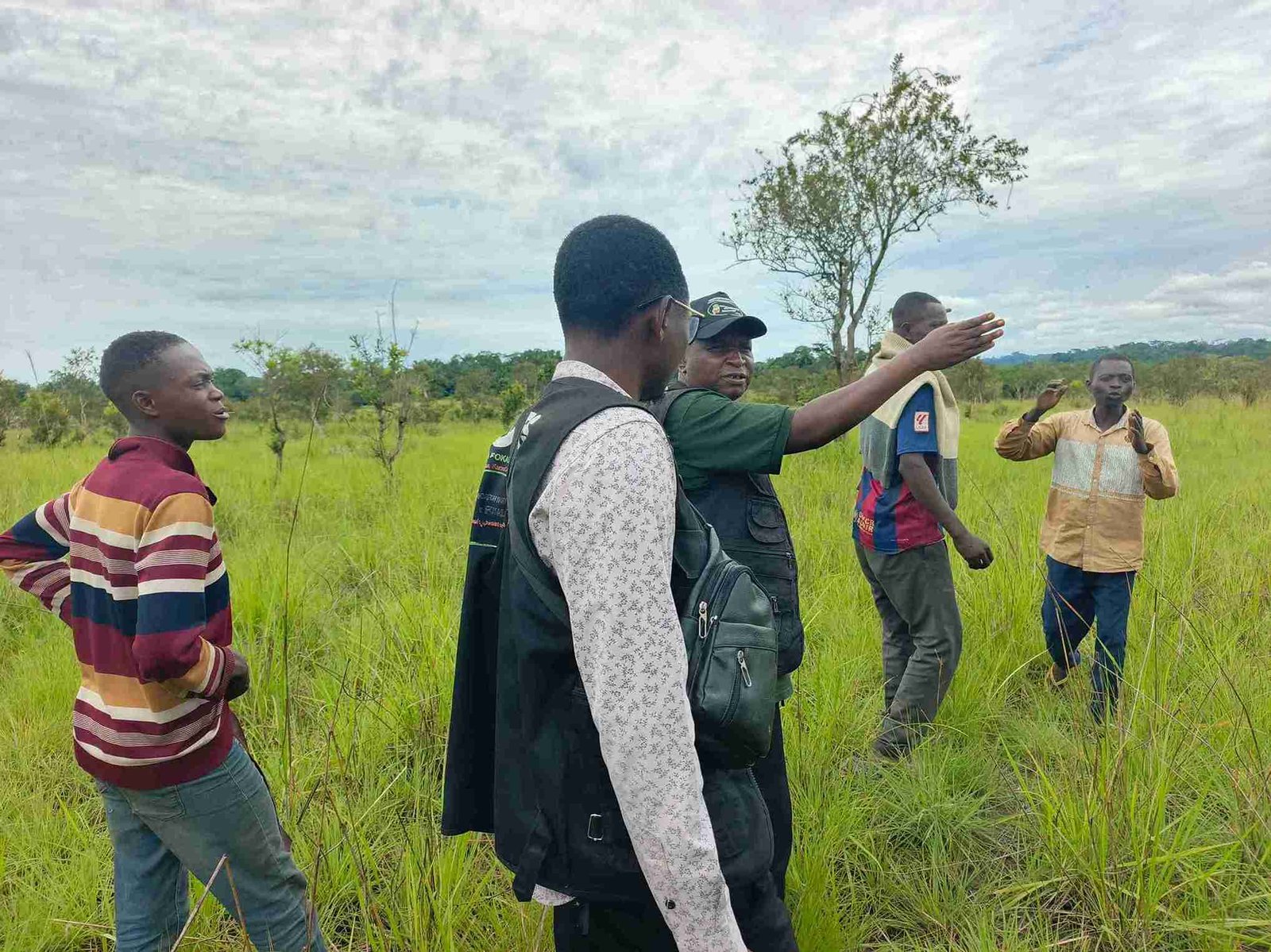 Une délégation des experts du consortium FOKAL/ CBMT/NKATA en visite d’identification de la savane de Nganda Imenyi en prélude aux activités d’agroforesterie ‎